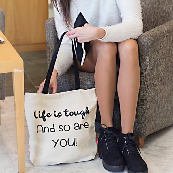 hello-bags – wholesale Bärkasse - Dam – TOTE VÄSKA (TYGPÅSE) ”LIVET ÄR TUFFT OCH DET ÄR DU OCKSÅ!”5