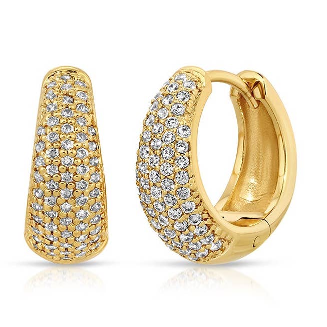 Boucles d'oreilles Huggie en métal doré 14 carats Chantel pour la vente par Jūratė Los Angeles