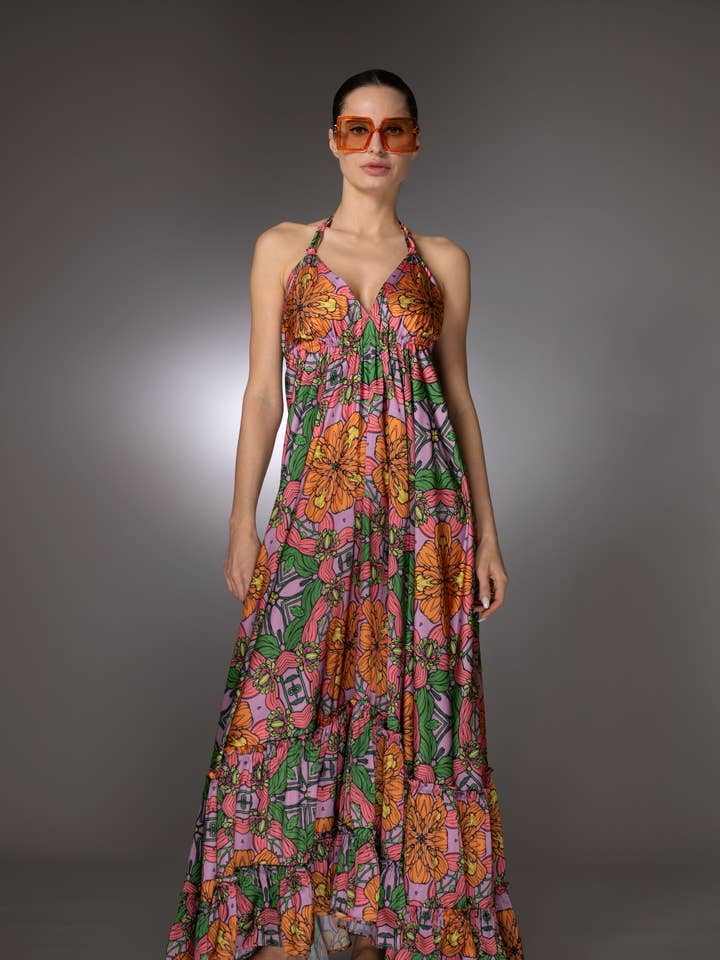 Robe longue en satin à volants sans manches à imprimé floral pour la vente par Nuvula