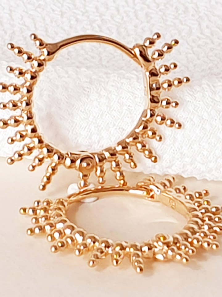 Forgyldte øreringe med solformede hoops for engroshandel hos SIUKA