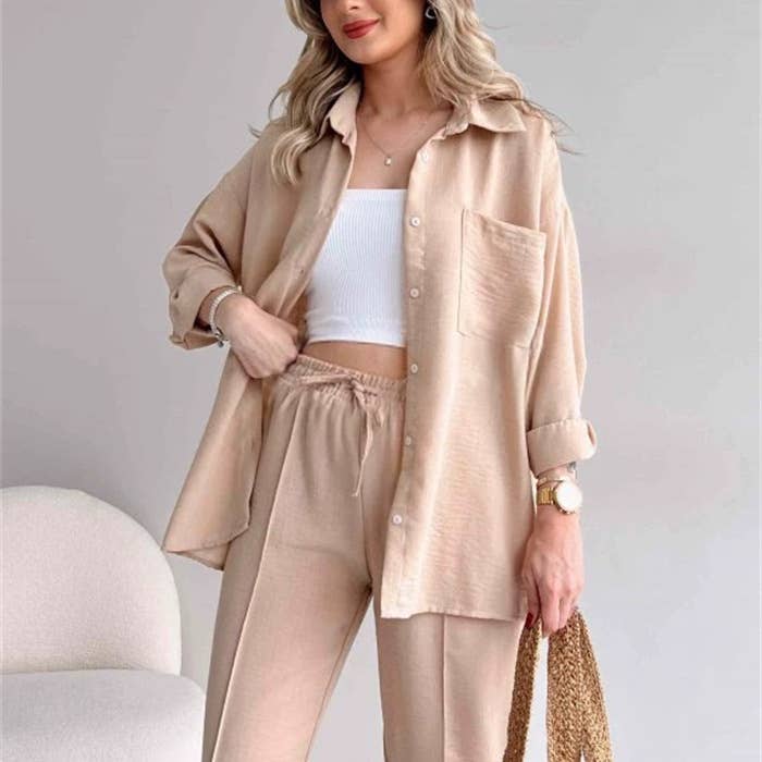 HK5065-Ensemble de costume deux pièces avec chemisier et pantalon pour femmes pour la vente par Gaia Fashion Inc