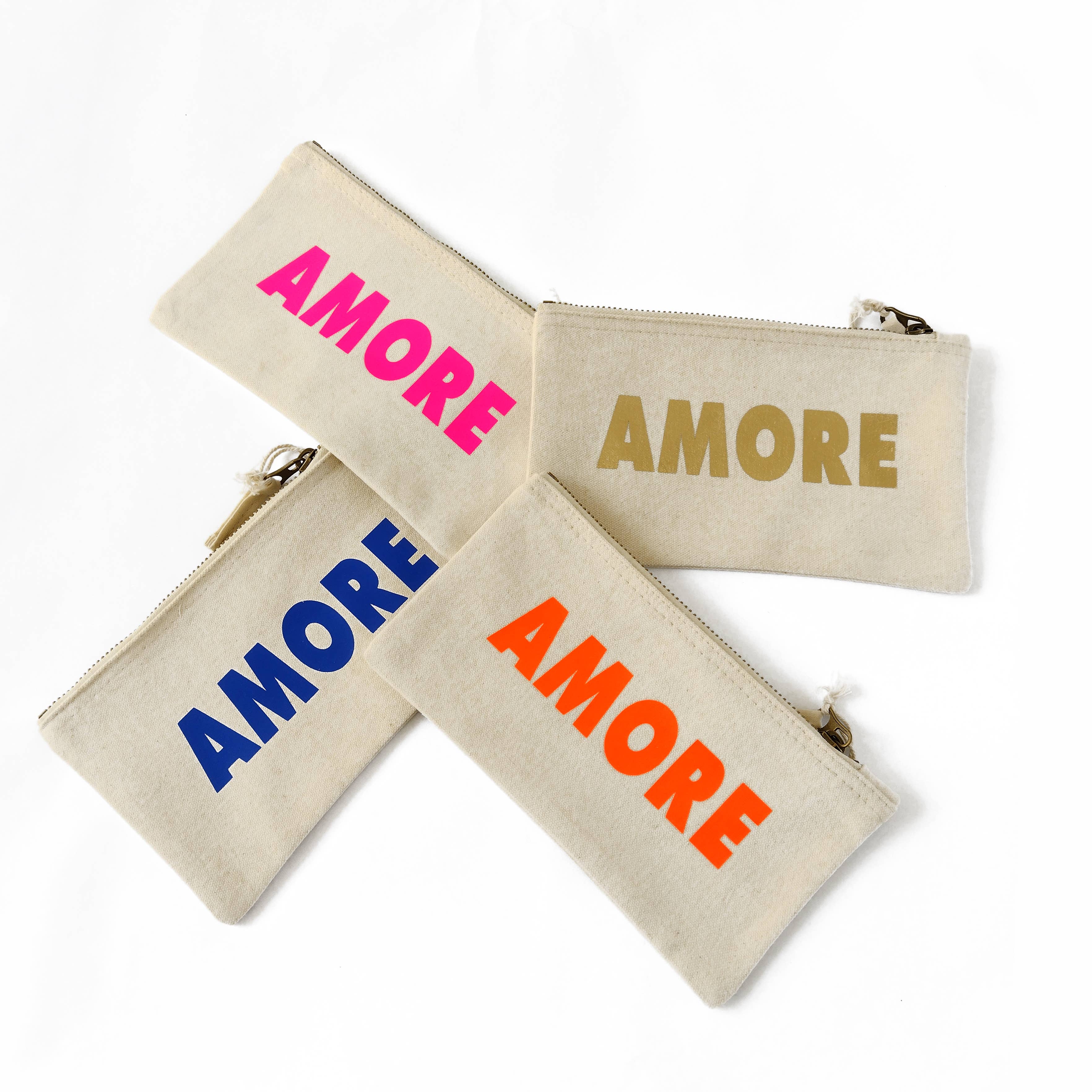 44spaces – Großhandel Schmink-/Kosmetiktasche – Kosmetiktasche AMORE - Schrift in vielen Farben6