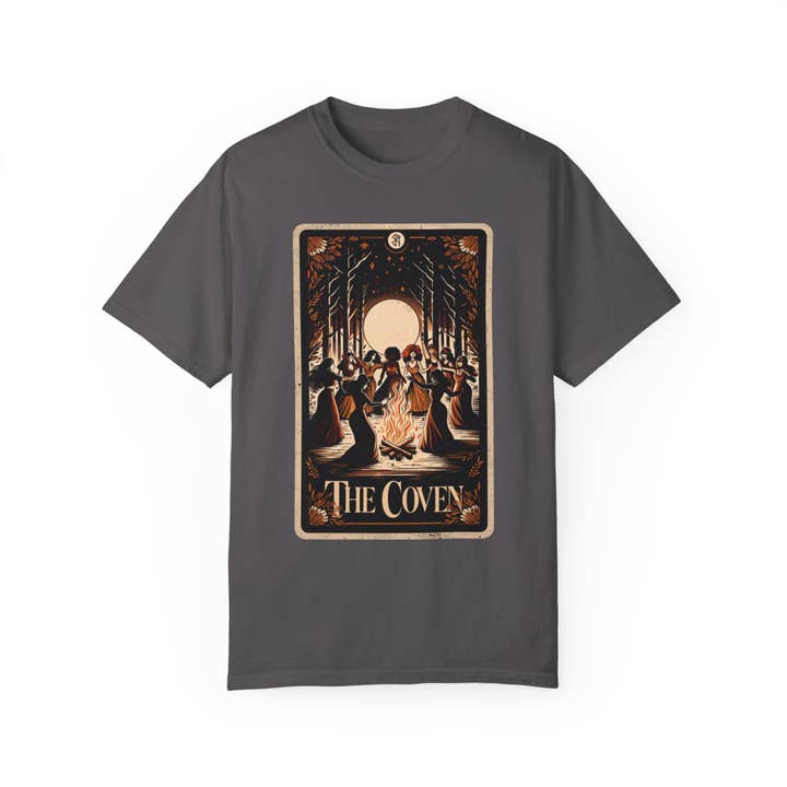 Goth Cloth Co. – Engroshandel Grafisk t-shirt - Unisex – Den Bekvemme Coven Tarotkort T-shirt