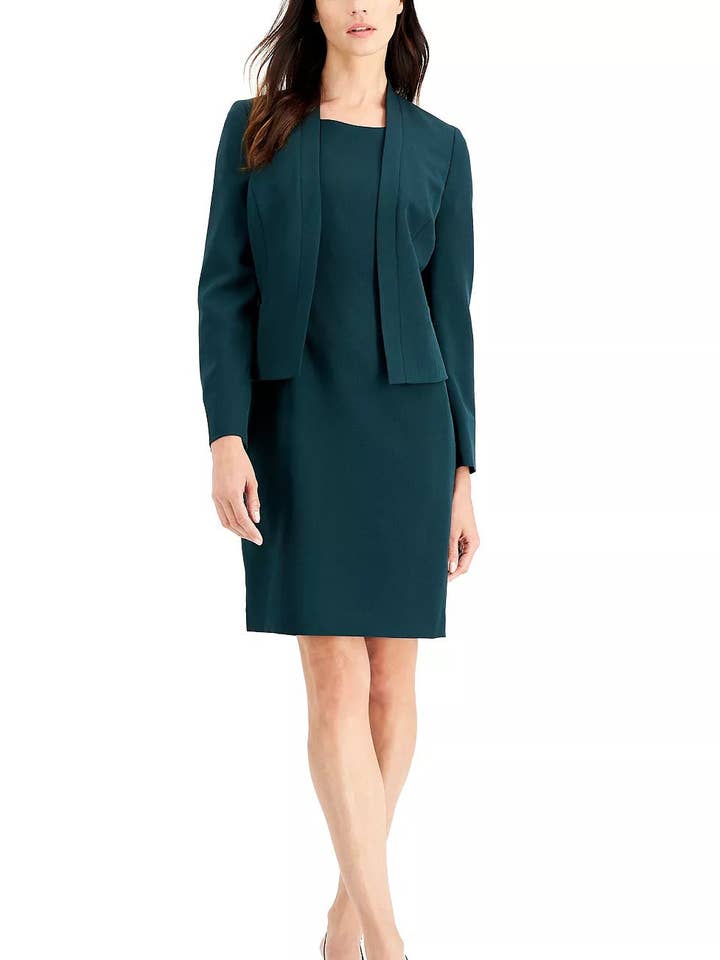 Le Suit nahtlose, gekürzte Jacke mit passendem Kreppkleid (Petite) für den Großhandel von Immediate Apparel