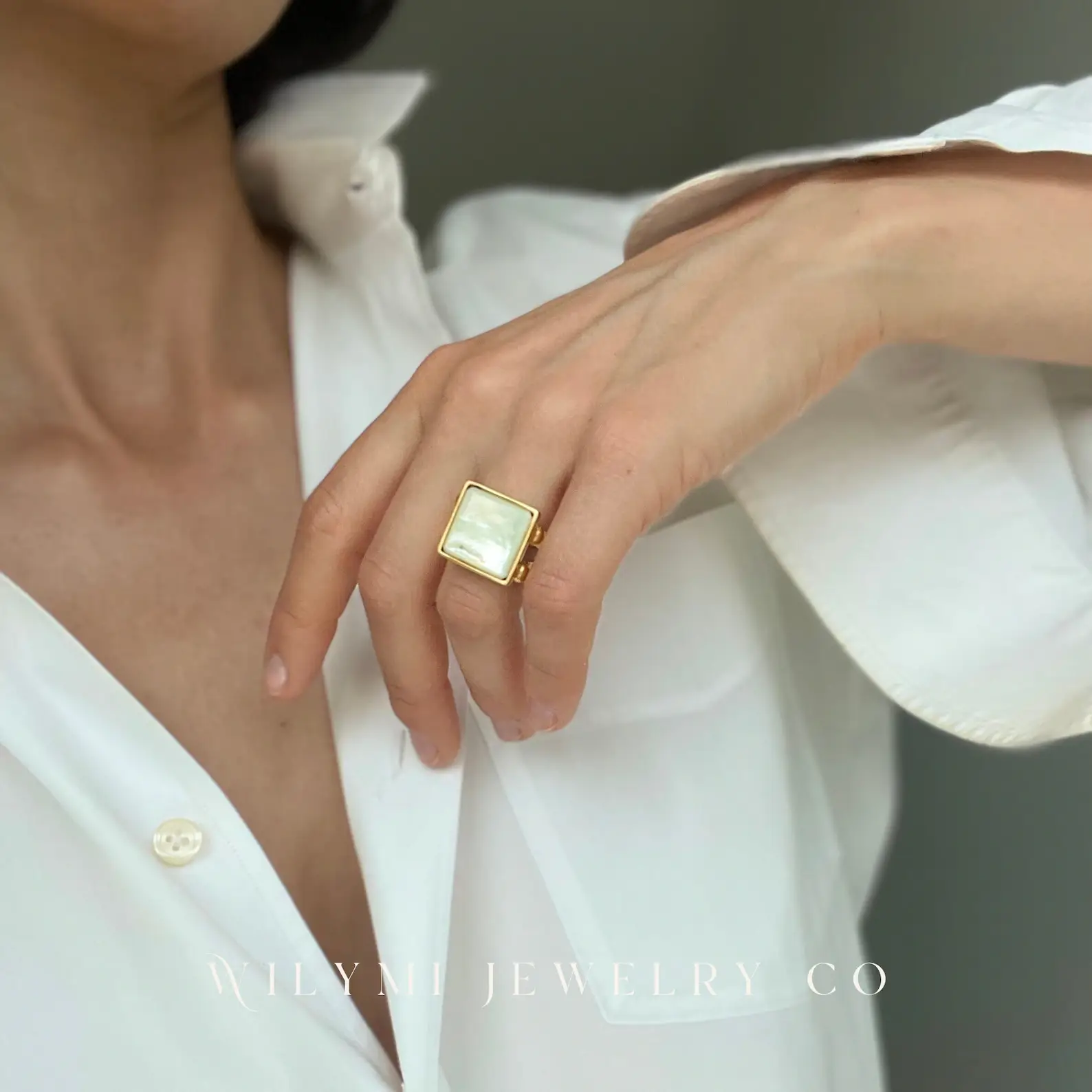 WILYMI Jewelry Co – Großhandel Cocktail-/Statement-Ring – Verstellbarer Ring mit Perlmuttquadrat 15 mm | Vergoldet3