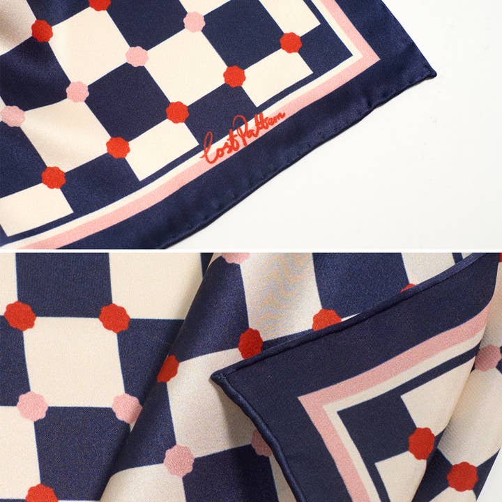 Bleu Pochette en soie à motif damier - Bleu en vente sur Faire4