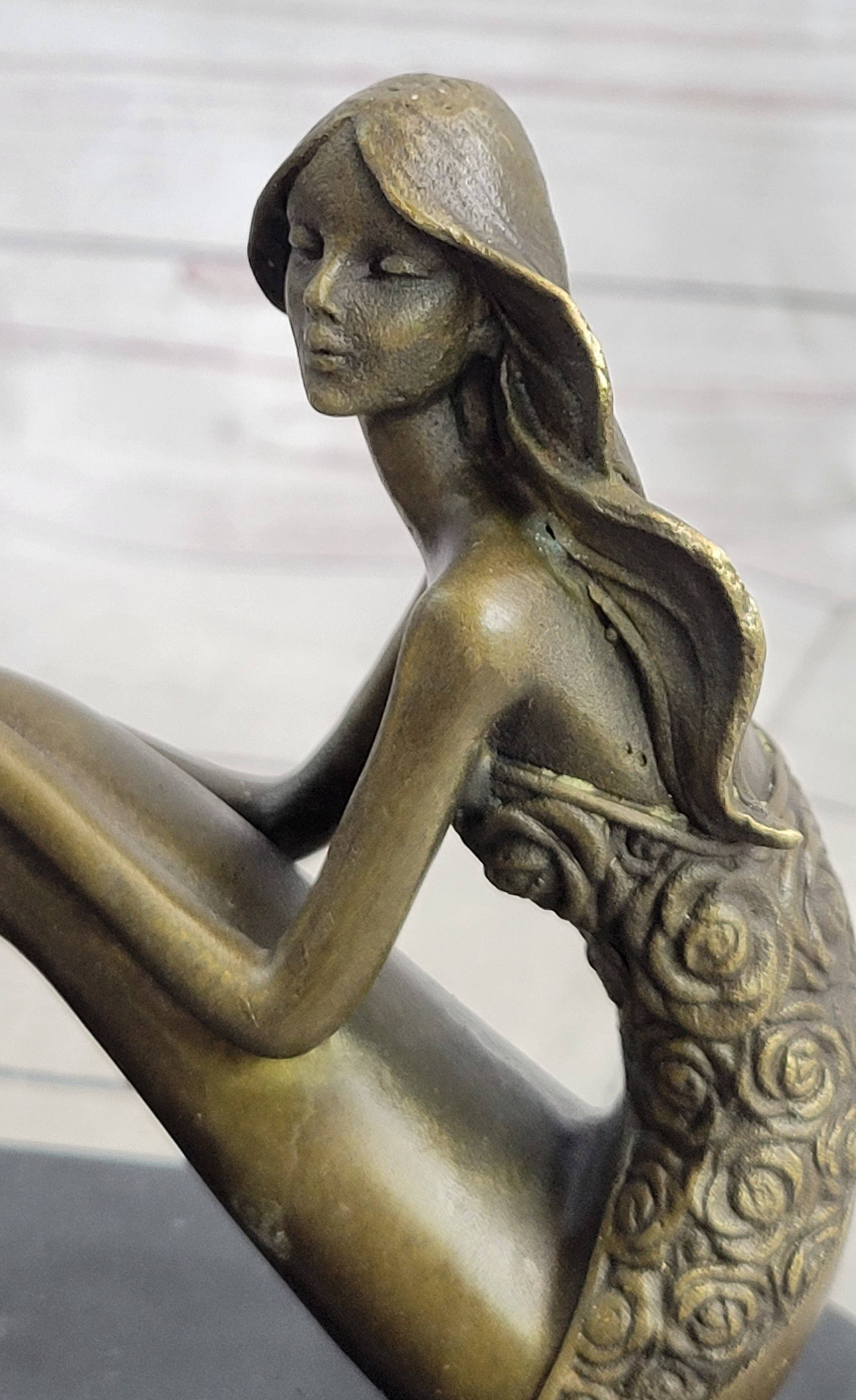 Bronzhaus - Venta al por mayor Escultura - Joven Mujer en Falda Floral Efecto Sirena Estatua de Bronce Escultura Figura sobre Base de Mármol6