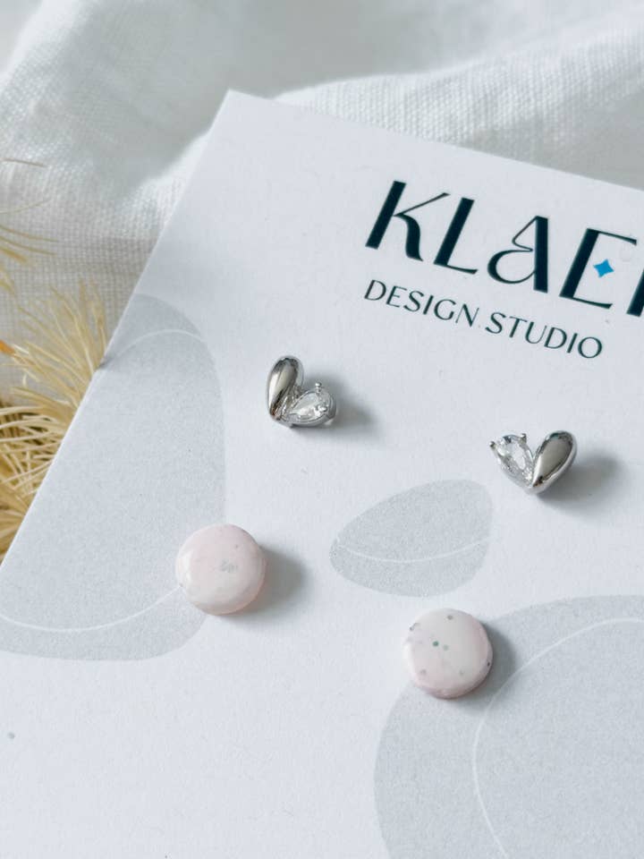 Love Notes Col ✦ Ensemble de boucles d'oreilles avec quartz rose et clous d'oreilles en forme de cœur pour la vente par KLAEI DESIGN STUDIO