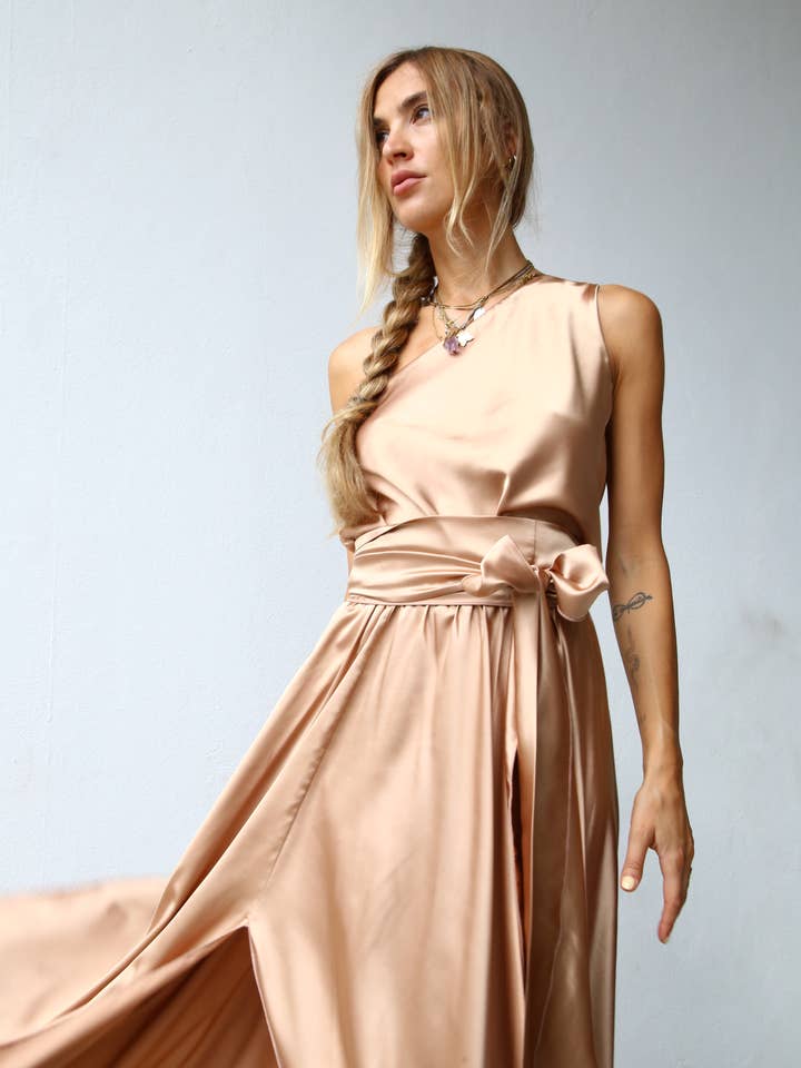 P3160 LANGES EIN-SCHULTER-KLEID MIT DUNKELGOLDEM GÜRTEL für den Großhandel von Moqette