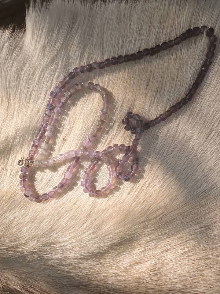 Collar de piedras preciosas en amatista - en seda para venta al por mayor de Ebb & Flow