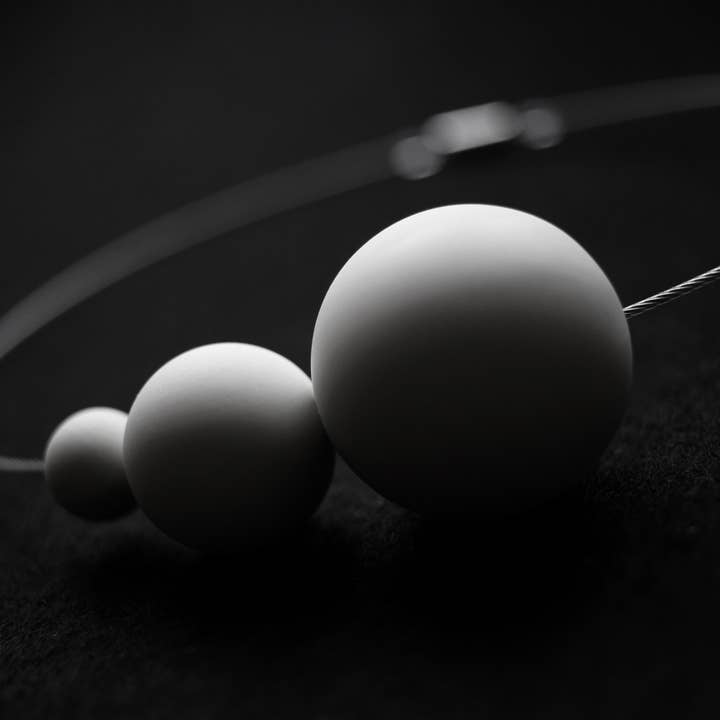 ORTOGONALE - Vendita all'ingrosso Collana con ciondolo/pendaglio - Collana moderna in porcellana PLUTONE | gioielli in ceramica2