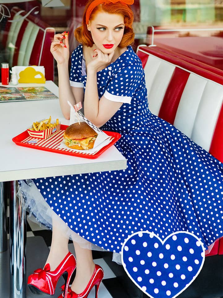 Robe swing rétro à pois Darlene en bleu foncé pour la vente par Dolly & Dotty