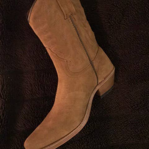 Bottes cowboy courtes et élégantes en suède « The Classic City Suede » pour la vente par WILD HORSE BOOTS