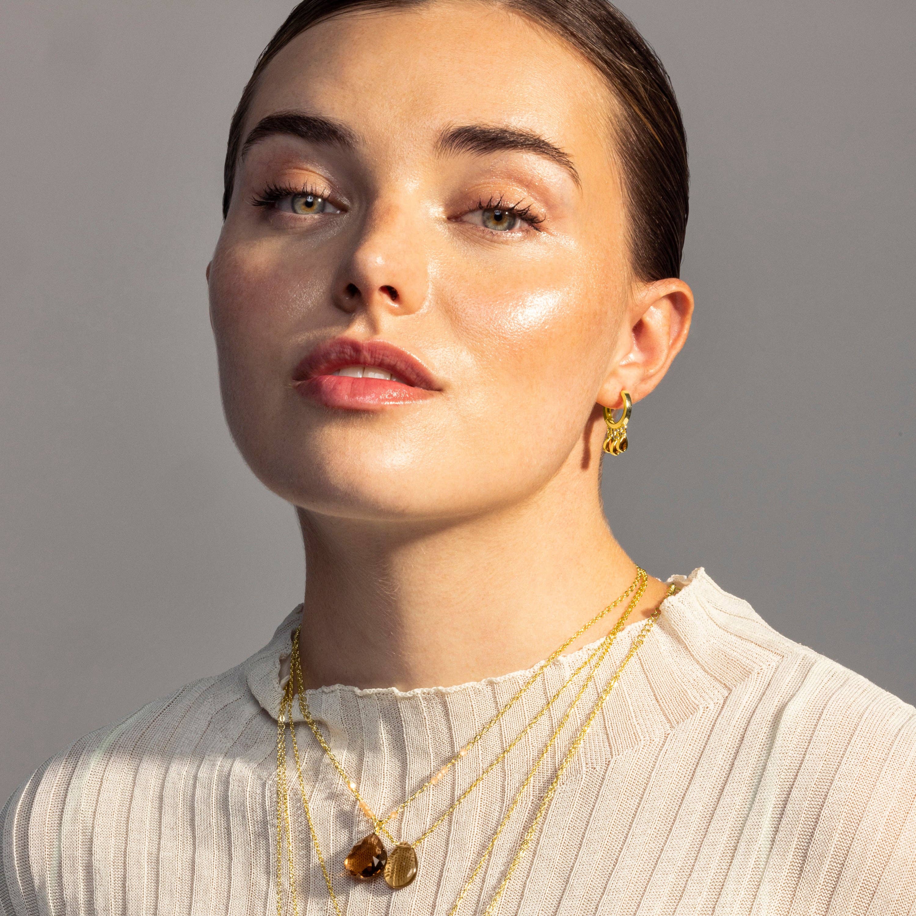 Luxenter - Wholesale Dangle Earrings - Pendientes de Circonita Esmeralda acabados en oro amarillo de 18k - Atzul1