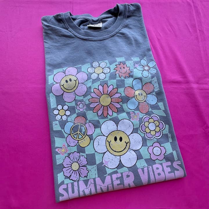 Groovy Summer Vibes T-shirt met comfortabele kleuren voor wholesale door Nikkilynn Wholesale