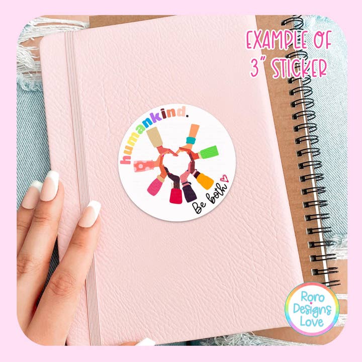 RoroDesignsLove – Adesivo por atacado – A Humankind be both autocolante para computador portátil, todos são bem-vindos aqui2