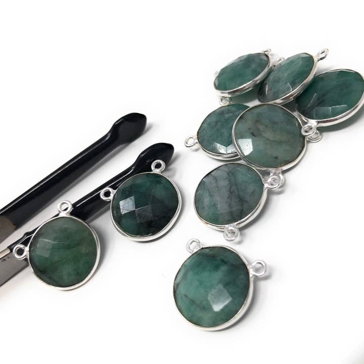 Connecteur de pierres précieuses d'émeraude naturelle, connecteurs en argent sterling, en gros résultats de bijoux pour la fabrication de bijoux, fournitures de bijoux, 16.5mmx16mm pour la vente par Akstar Gems