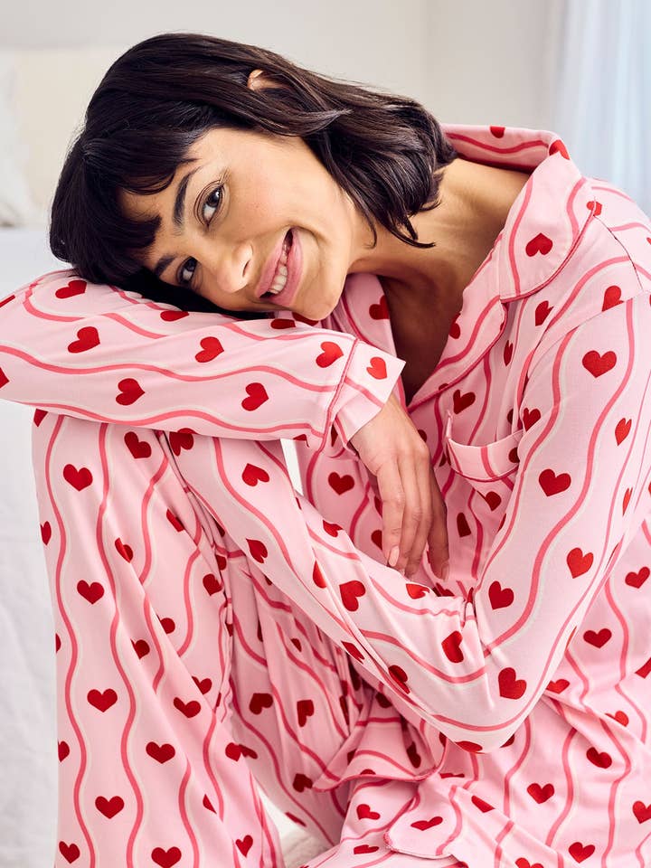 Petite langes Pyjama-Set mit gewelltem Streifen- und Herzprint für den Großhandel von Chelsea Peers