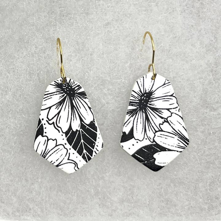 Boucles d'oreilles florales en pâte polymère noire et blanche RESILIENCE pour la vente par Lightlaced