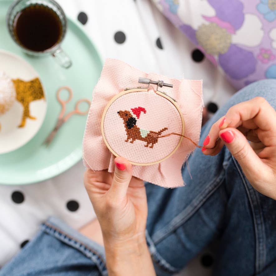 Cotton Clara Craft Kits & Supplies – Engroshandel DIY-sysæt – Jul Gravhund Korssting Kit12