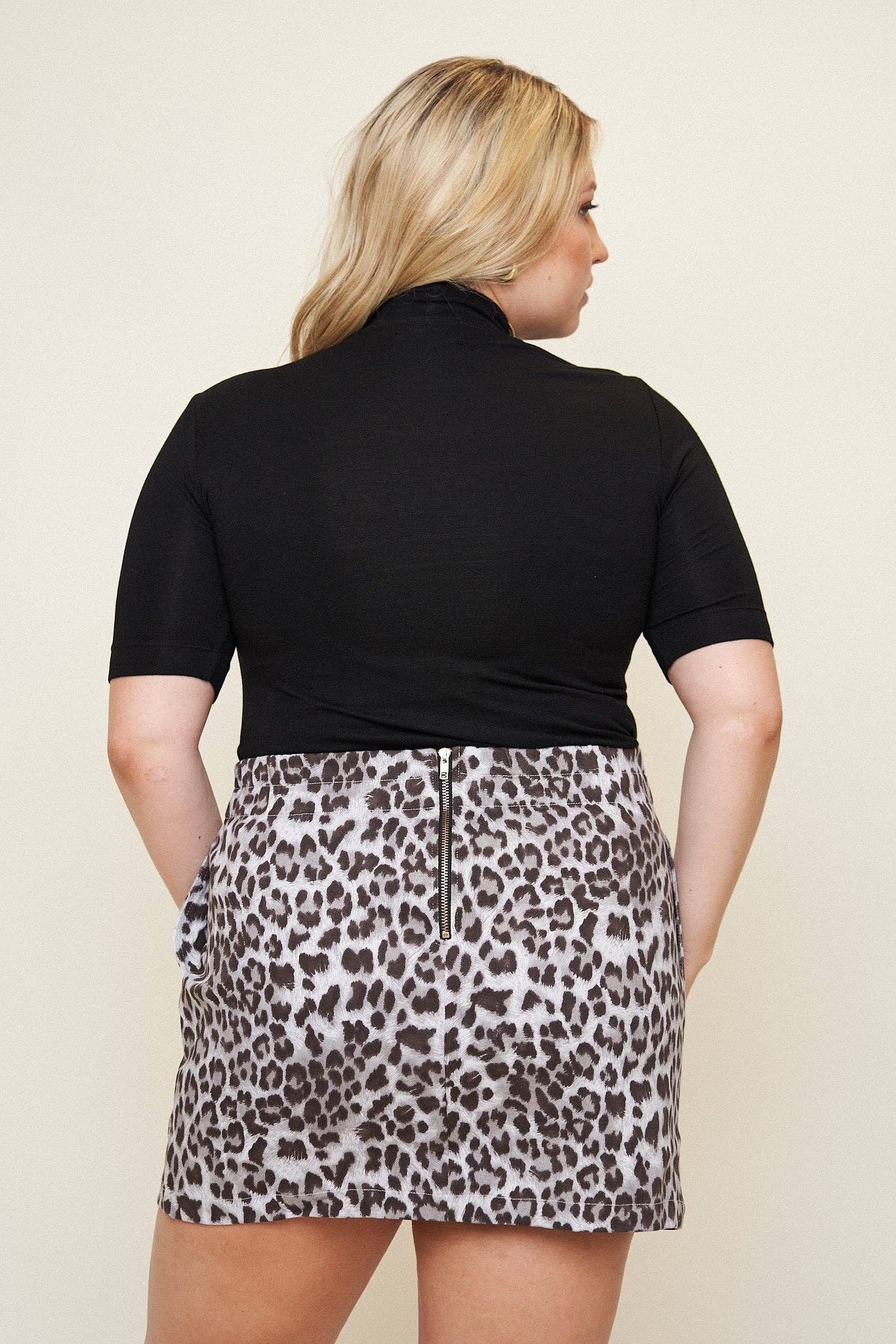 What Lo Wants – wholesale Kjol - Dam – "Taite" minikjol i grå leopardstretchtwill plusstorlek3