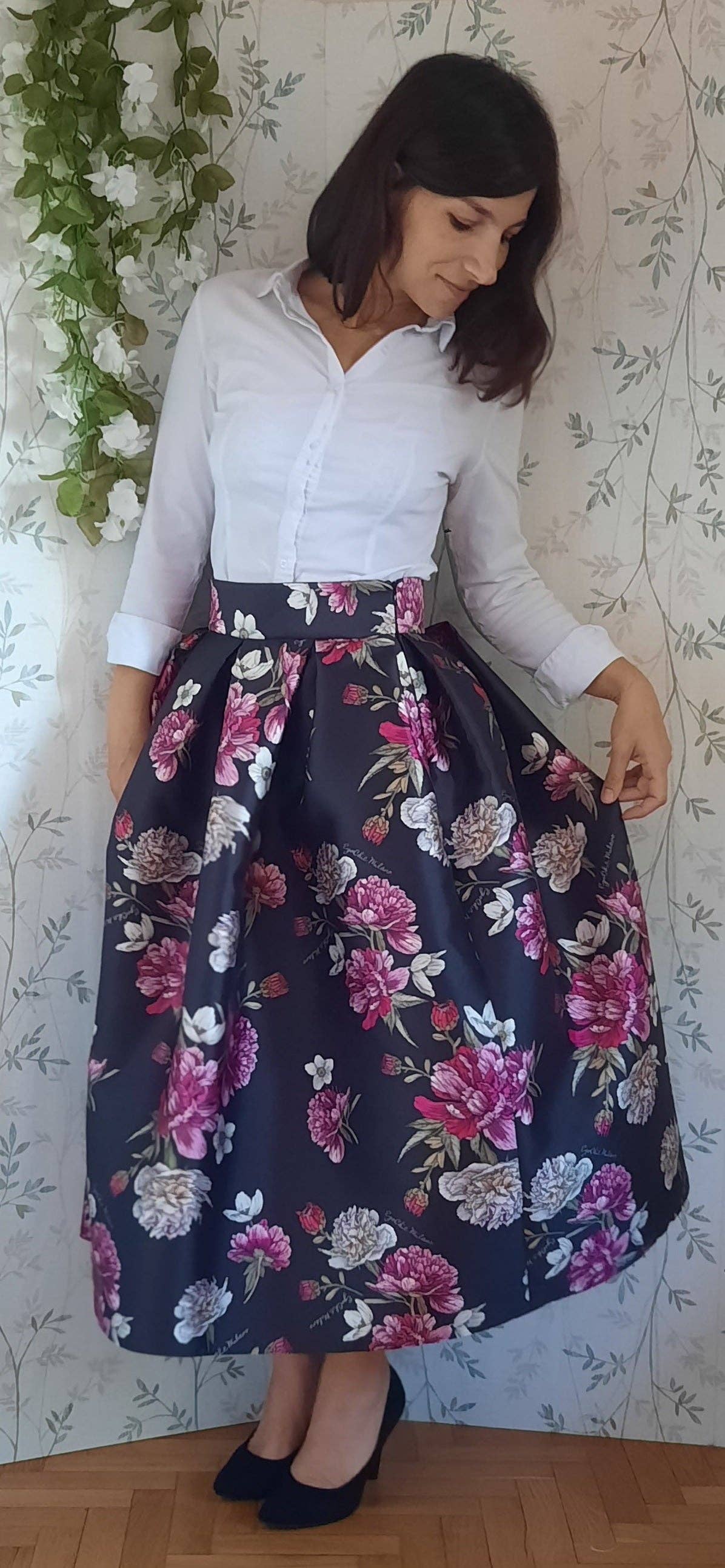 EgoChic Milano - Vente Jupe – femme - Jupe plissée style années 50 Sabrina, motif floral sur base noire avec logo10