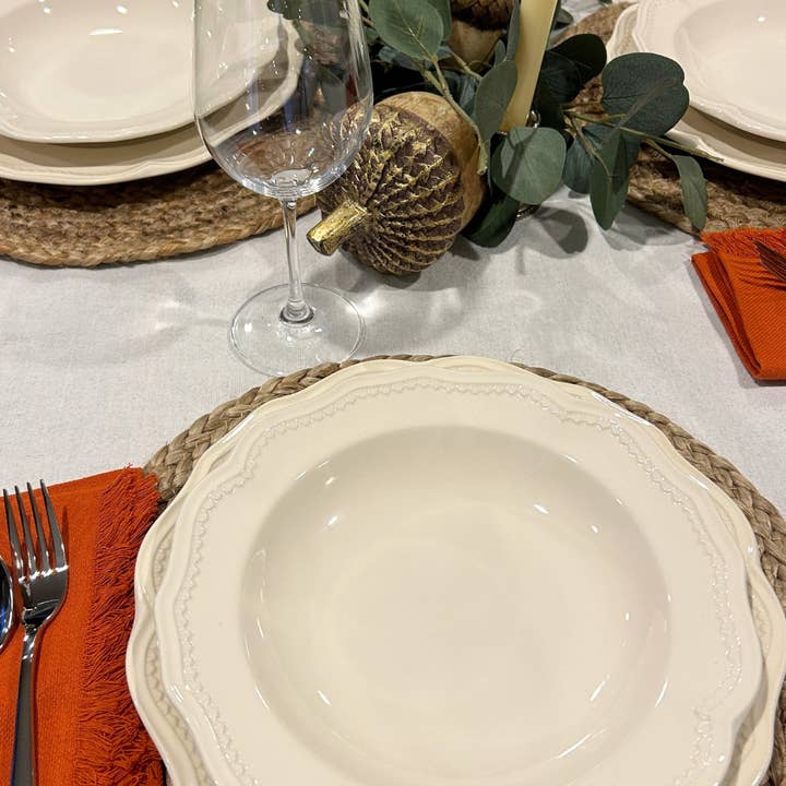 Service de vaisselle blanc classique de 16 pièces avec bol pour la vente par Red Vanilla Home