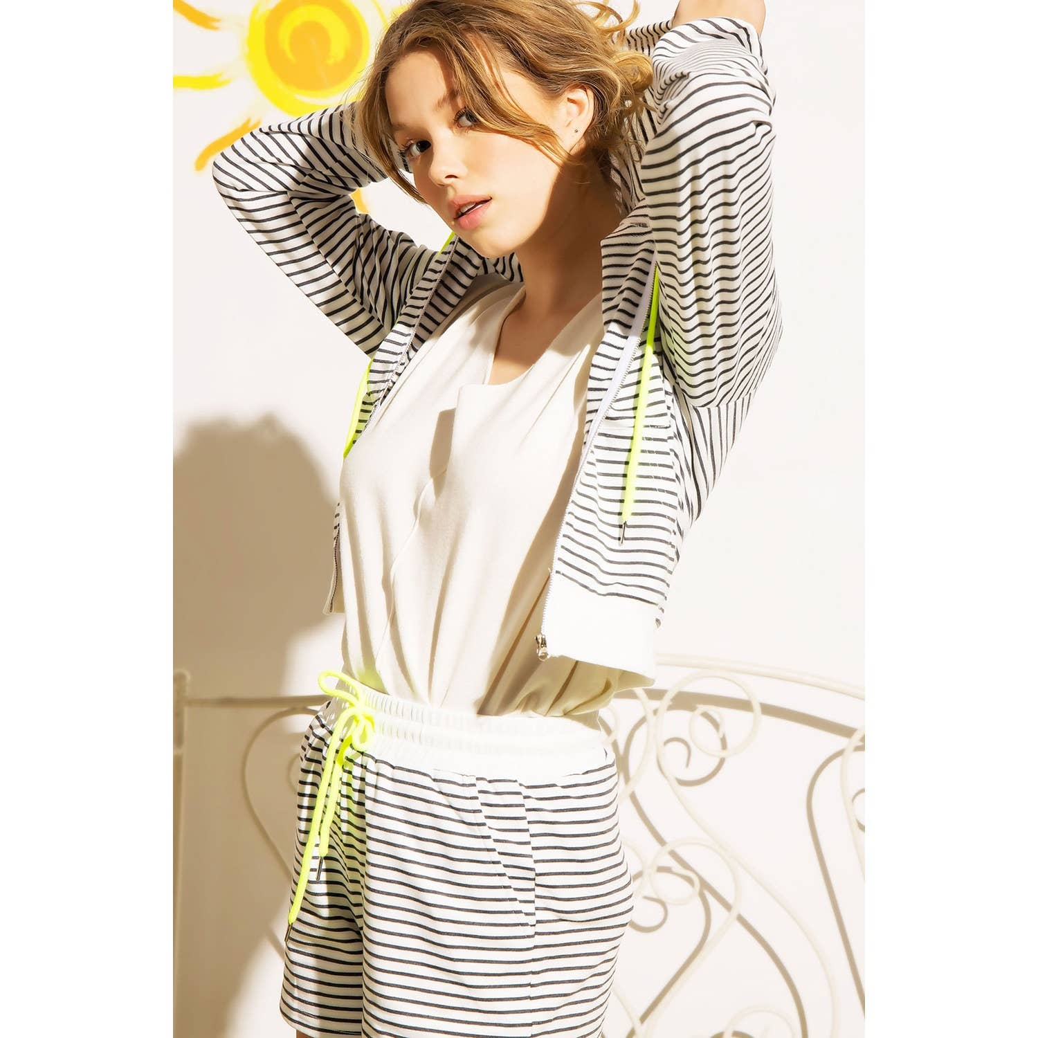 Sweet Generis – wholesale Lounge set – Women's – CONTRAST DRAWSTRING ZIP UP HOODIE AND SHORTS SET10