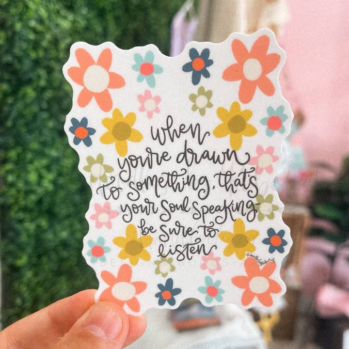 Adesivo «Quando sei attratto da qualcosa che è la tua anima che parla» per la vendita all'ingrosso da parte di Doodles By Rebekah
