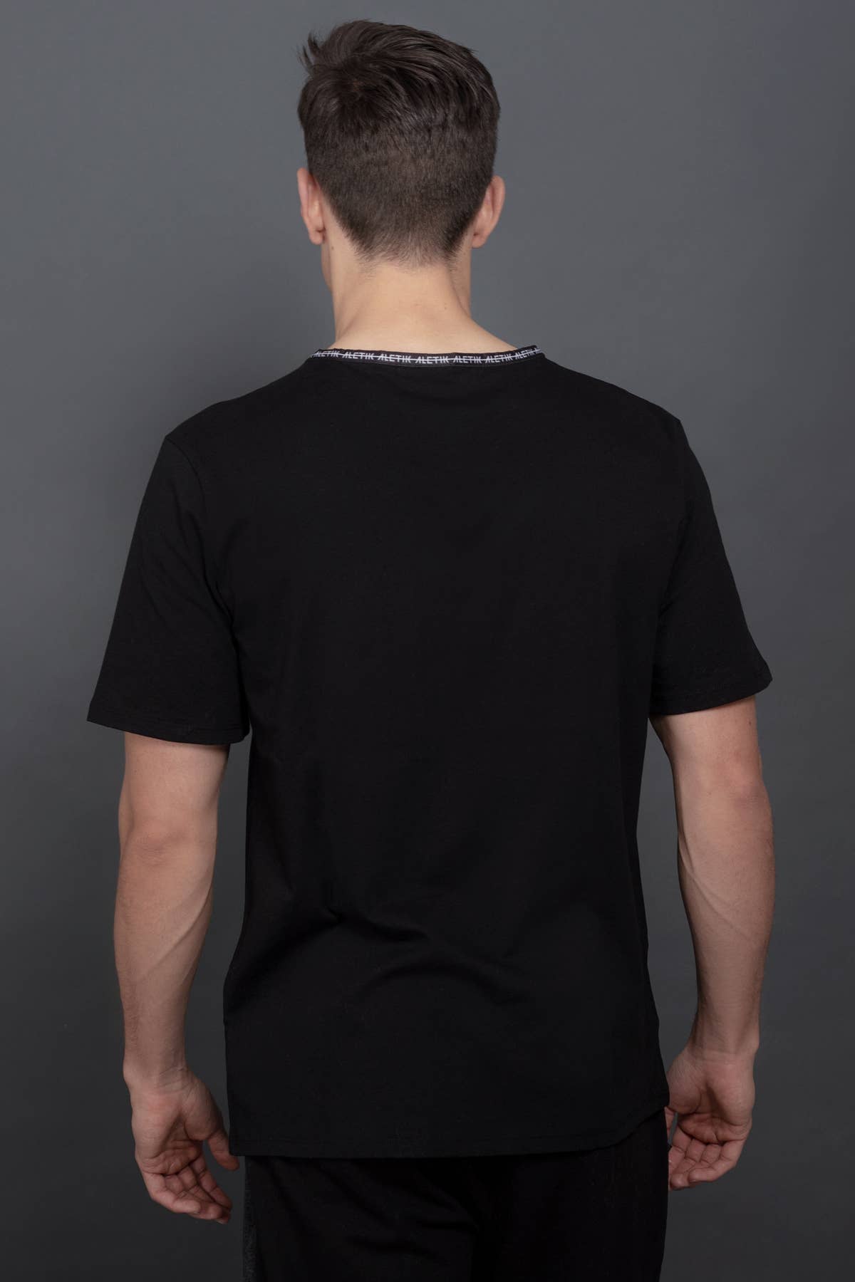 ALETIK – Großhandel T-Shirt – Herren – Classic Logo Tape T-Shirt4