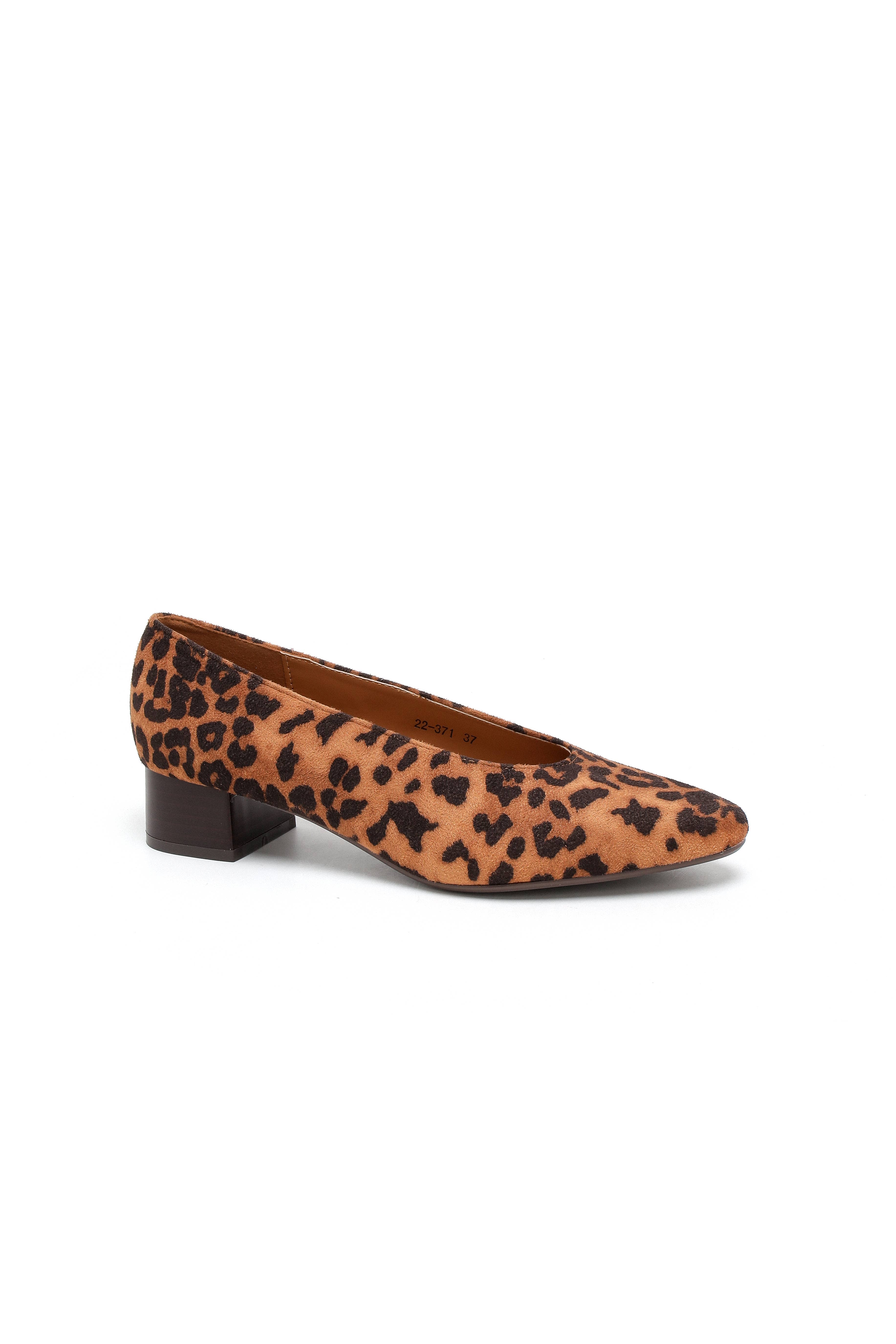 leopard Pointed toe pump in faux leather or printed textile22-371 for wholesale on Faire8