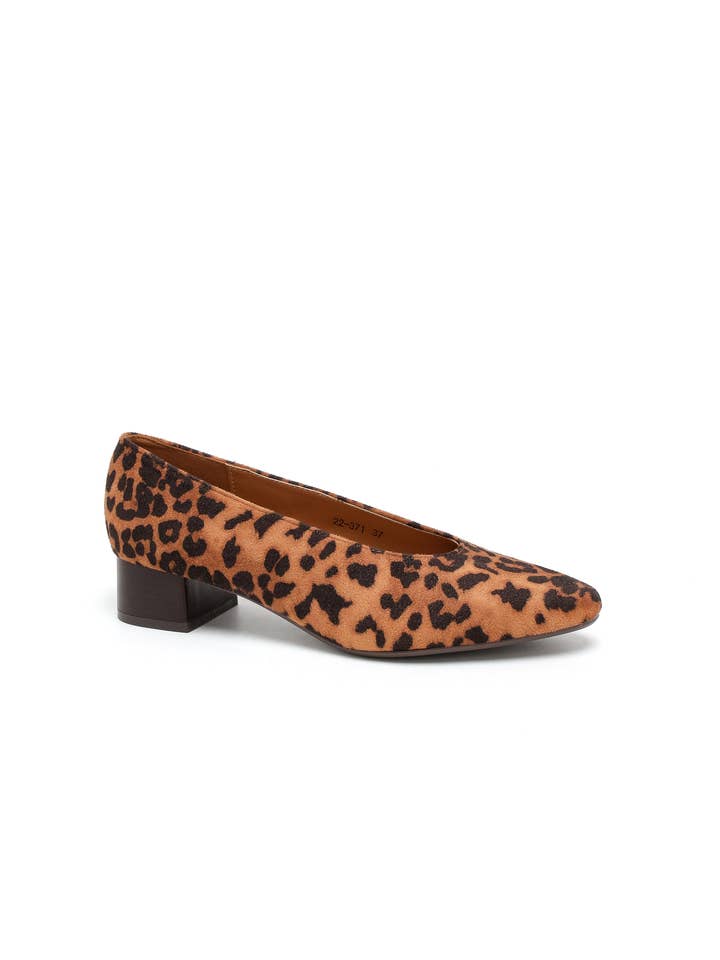 leopard Pointed toe pump in faux leather or printed textile22-371 for wholesale on Faire8