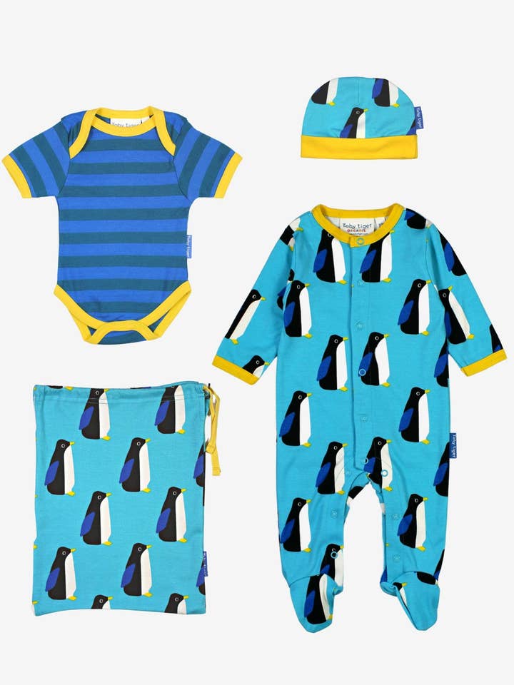 Set de regalo para bebé de algodón orgánico con pelele, gorro y body con estampado de pingüino. para venta al por mayor de Toby Tiger GmbH