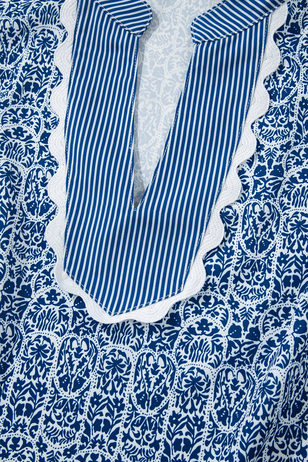 Bleu Haut à manches bouffantes à rayures florales bleues avec contraste en croquet en vente sur Faire4