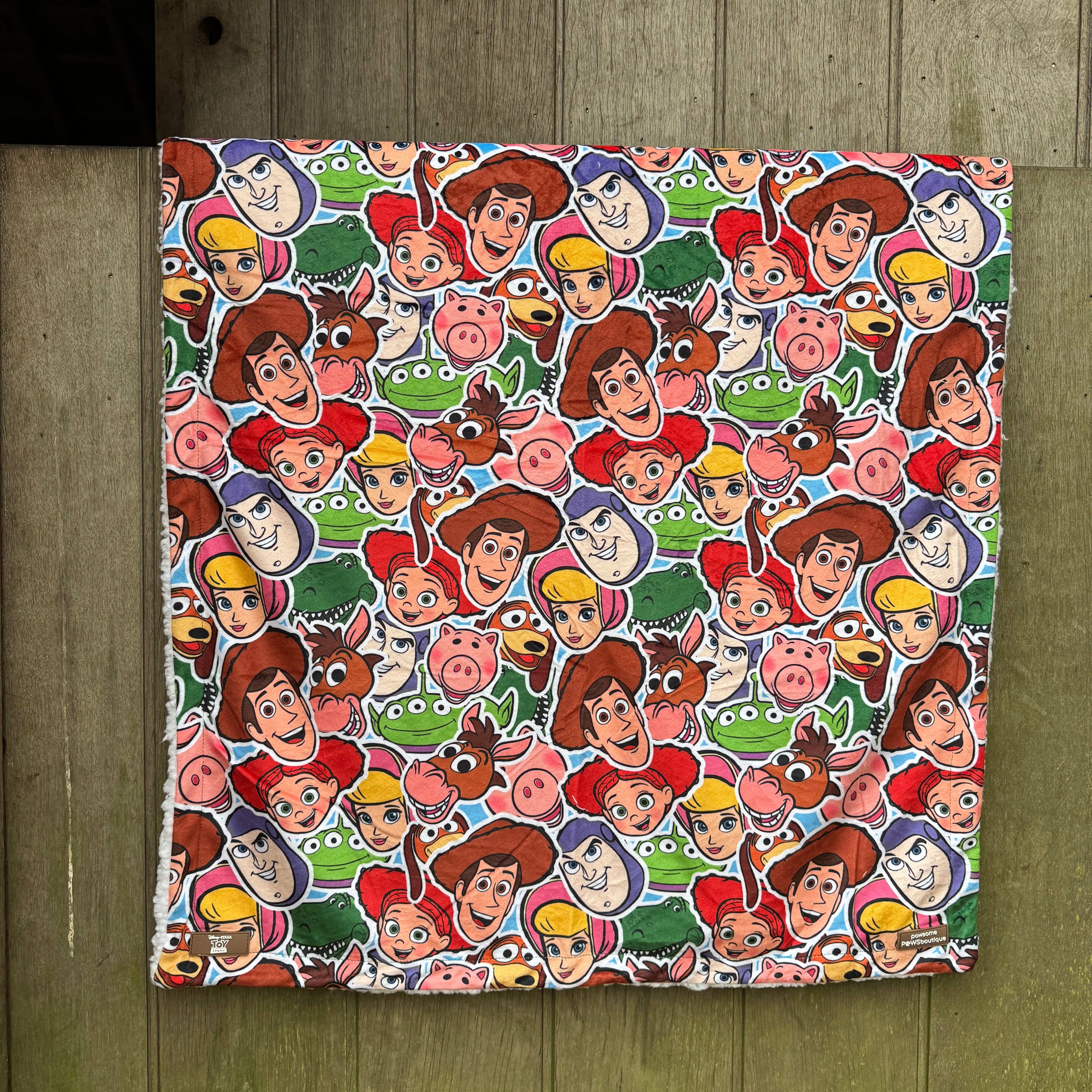 Pawsome Paws – Engroshandel Tæppe til kæledyr - Hund – Disney© hundetæppe - Toy Story venner7