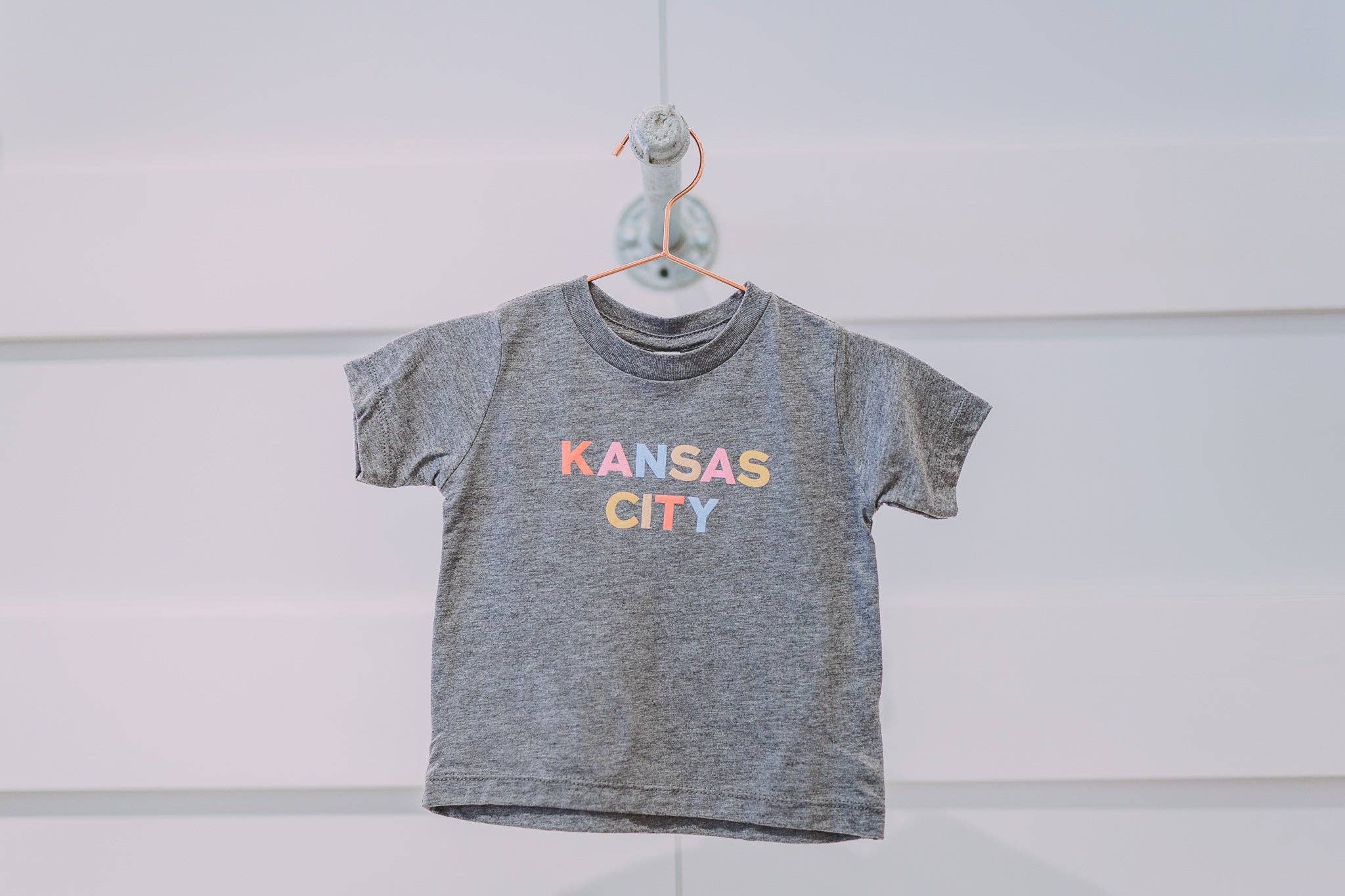 Jill Marie Boutique – Großhandel T-Shirt mit Siebdruck – Kinder – Graues buntes Kansas City T-Shirt für Babys