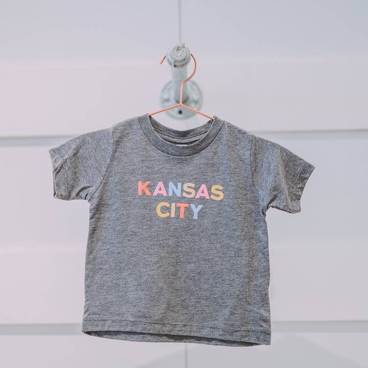 Jill Marie Boutique – Großhandel T-Shirt mit Siebdruck – Kinder – Graues buntes Kansas City T-Shirt für Babys0