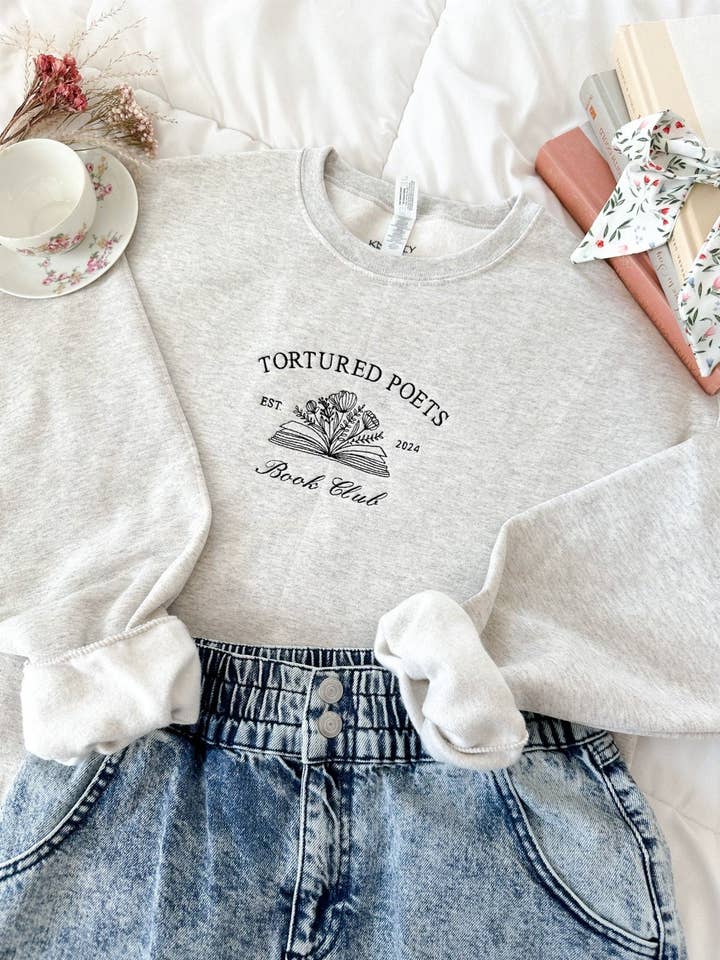 Club de lecture sur les poètes torturés brodés pour la vente par Knotty But Sweet