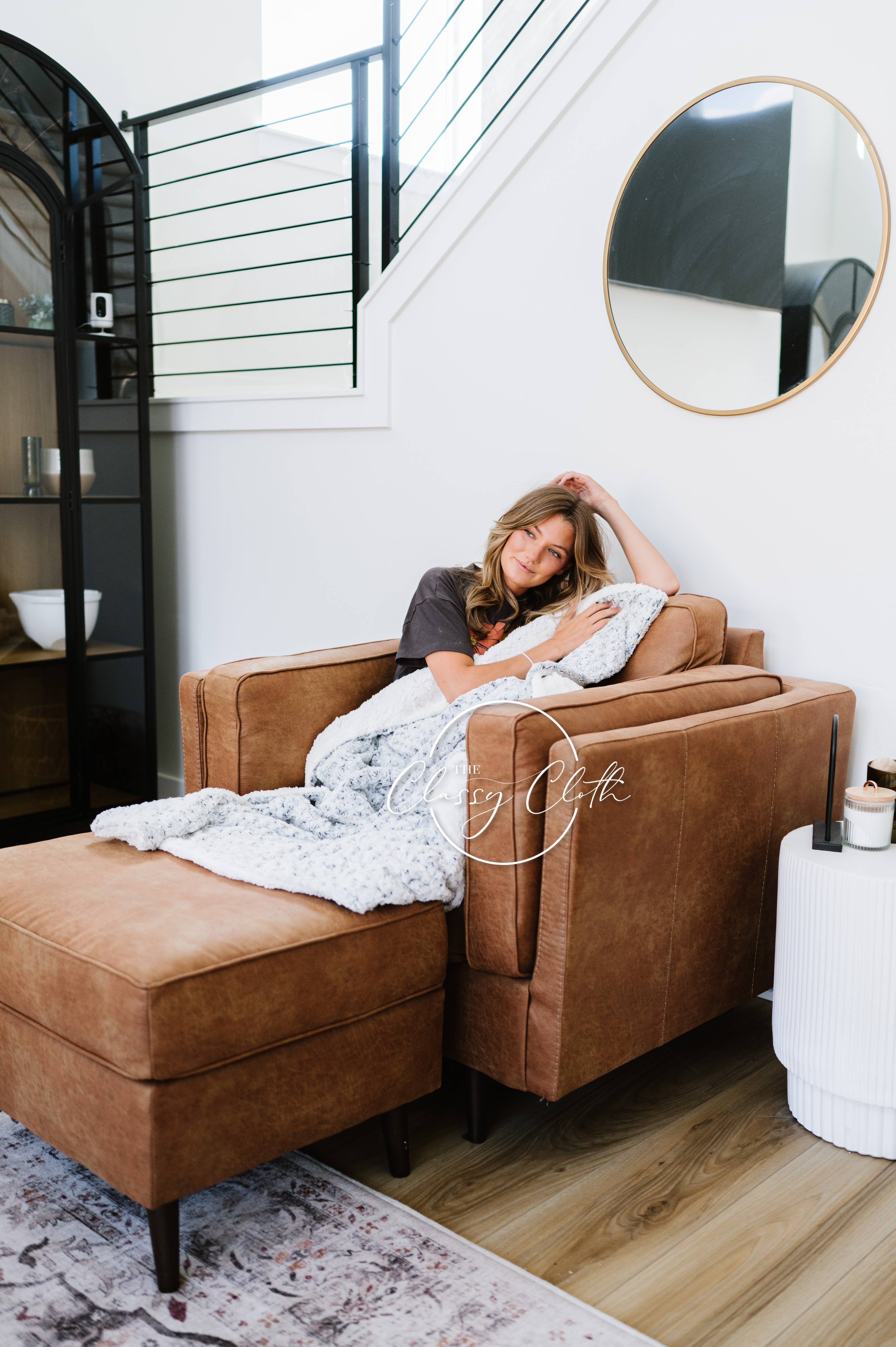 The Classy Cloth WS - Wholesale Throw Blanket - Super Soft Faux Fur Blanket - Grey Spiral RTS3