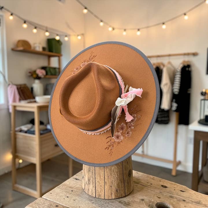 Hut mit Kirschblütenbemalung für den Großhandel von Wild Indigo