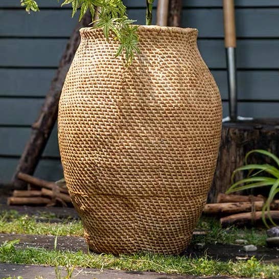 Jardinière d'arrière-cour en pot en ciment à grand panier pour la vente par Rustic Reach