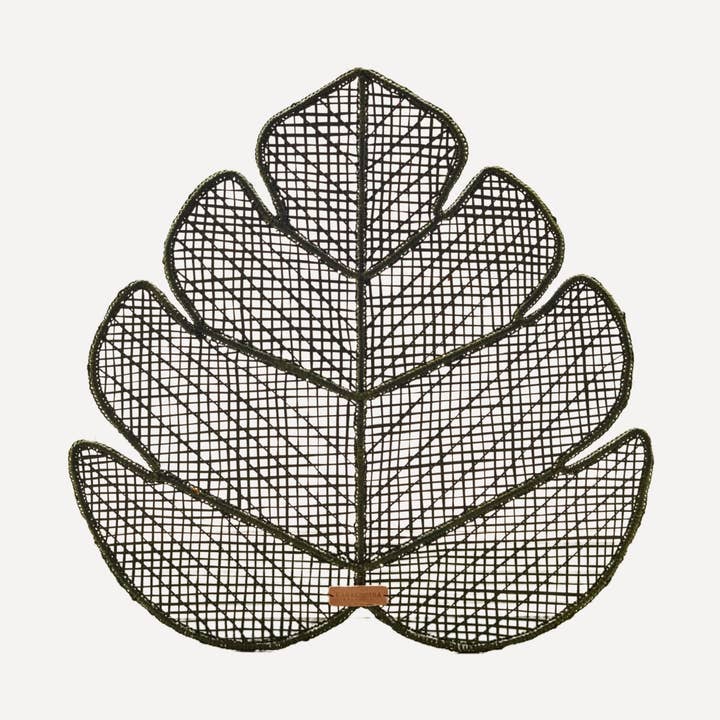 Individually, the words "Hoja Palma Placemat" translate to "Folha Palma Base de Prato" in European Portuguese. por atacado de CasaLatina