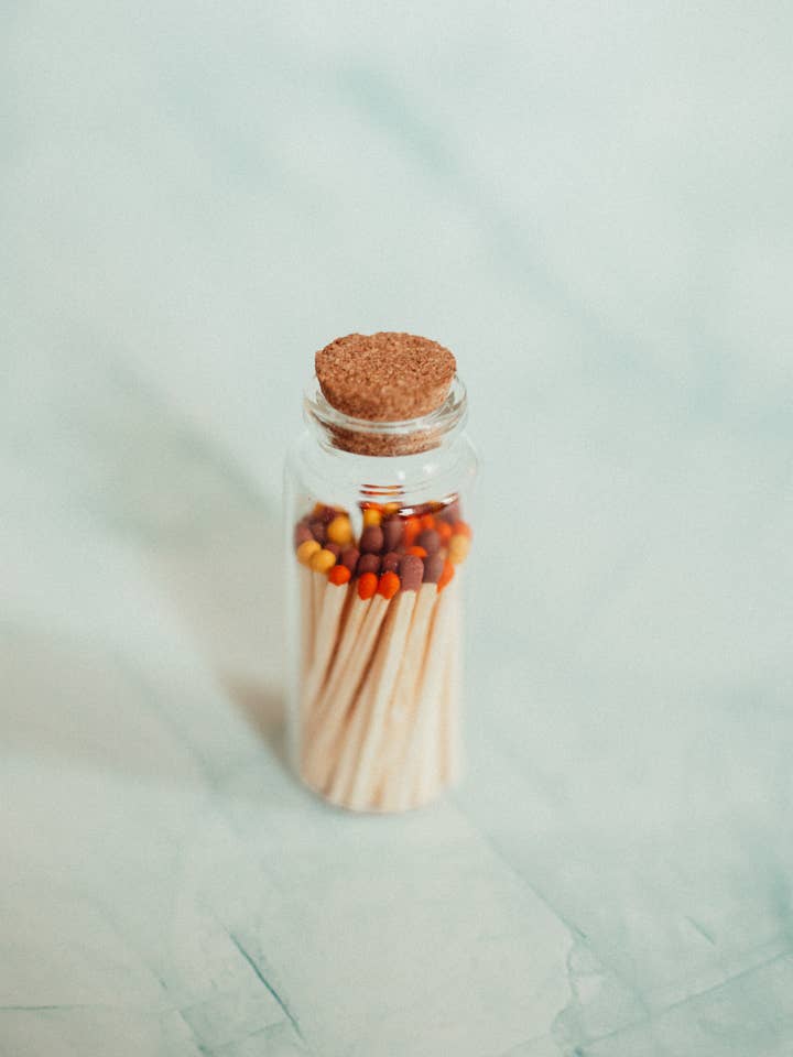 Fiammiferi di foglie d'autunno in fiala per la vendita all'ingrosso da parte di Creative Cliche Candle Co.