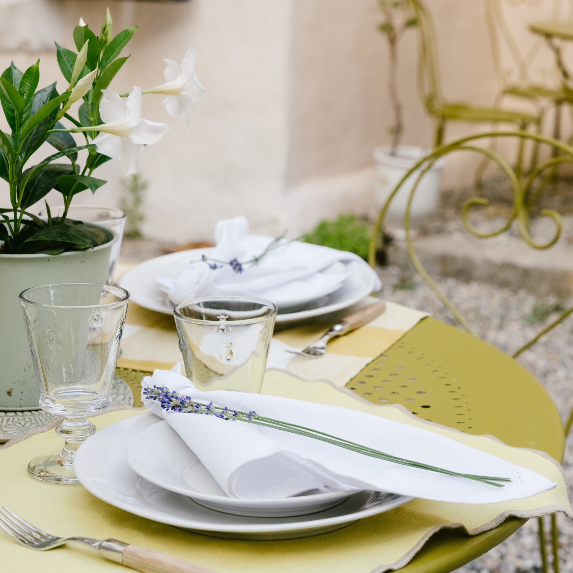 La Rochere - Wholesale Dinner Plate - Bee Ceramic Dinner Plates — Set of 44