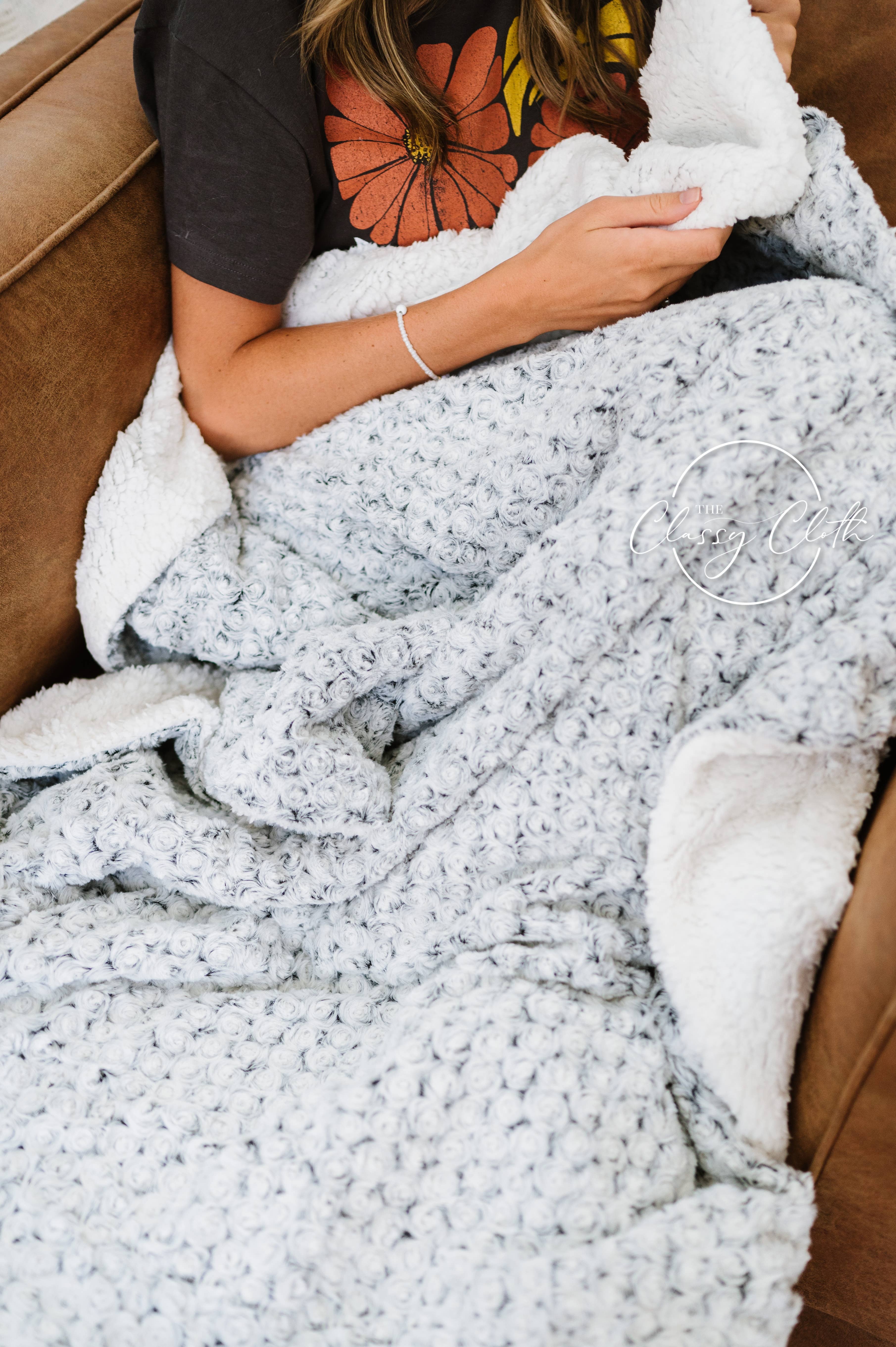 The Classy Cloth WS - Wholesale Throw Blanket - Super Soft Faux Fur Blanket - Grey Spiral RTS