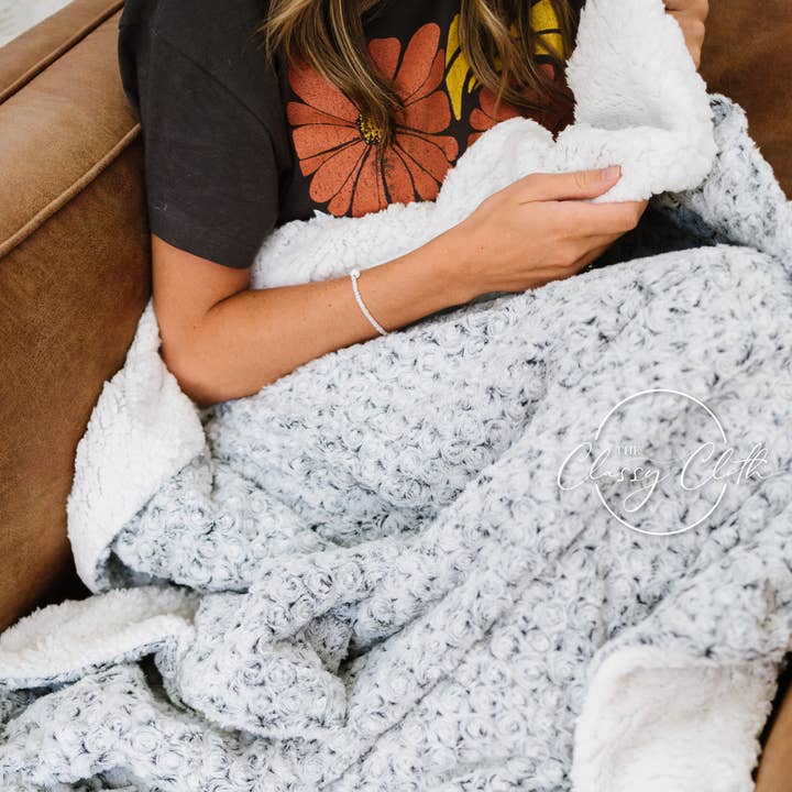 The Classy Cloth WS - Wholesale Throw Blanket - Super Soft Faux Fur Blanket - Grey Spiral RTS0