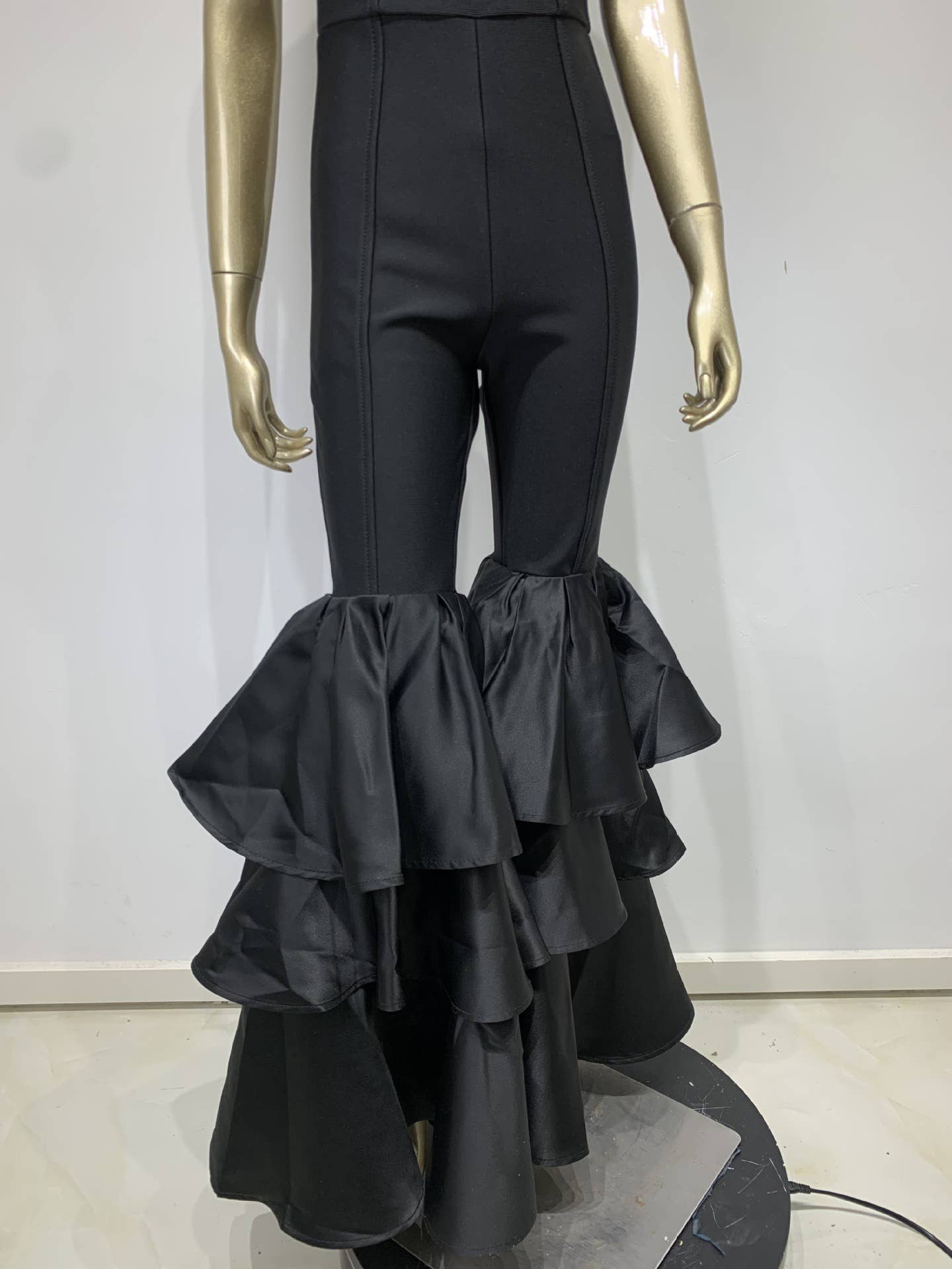 Svart JP003 Elegant Svart Ruffle-Trim Jumpsuit för wholesale på Faire8