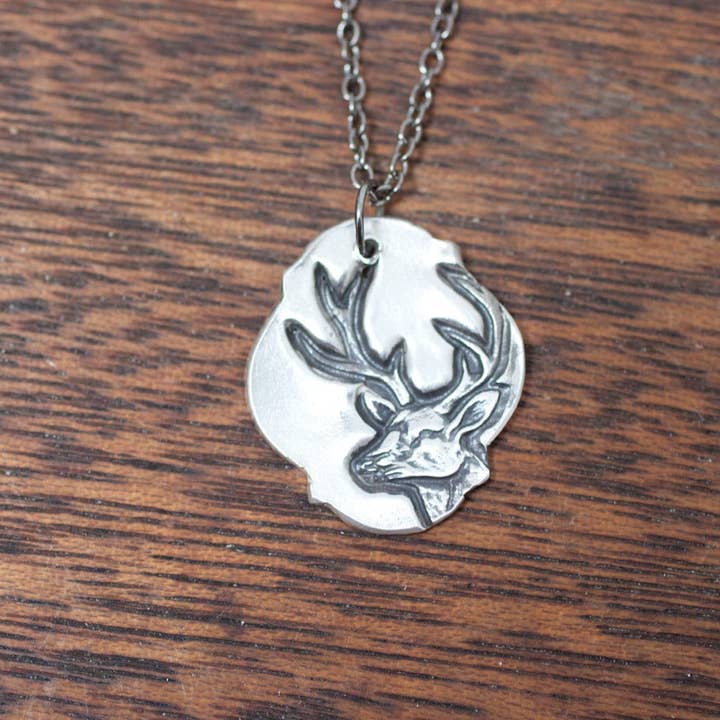 Collier à pendentif minimaliste en argent Deer Elk Antler pour la vente par Farmhouse Moon