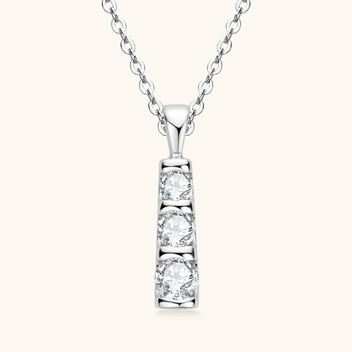 Tre sten Moissanite Charm halsband i 925 Sterling Silver för wholesale av Perimade & Co. LLC