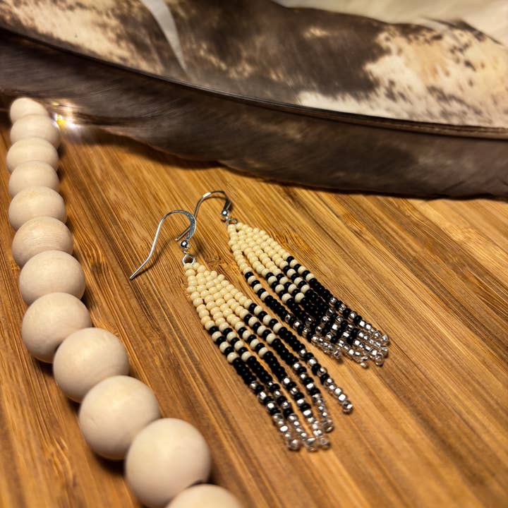 Sunshine + Rivers - Boucles d'oreilles perlées à la main pour la vente par Eagle Woman Prints